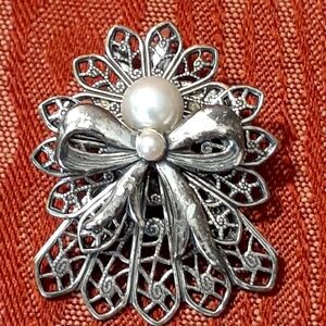 Silver Tone Bow W/Faux Pearl Brooch/Pin